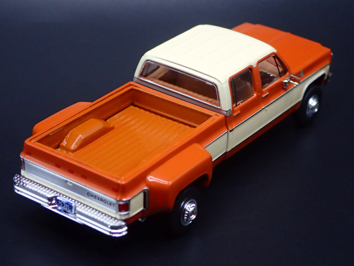 1975 75 CHEVY CHEVROLET K30 CREW CAB DUALLY 1:64 SCALE DIORAMA DIECAST MODEL CAR