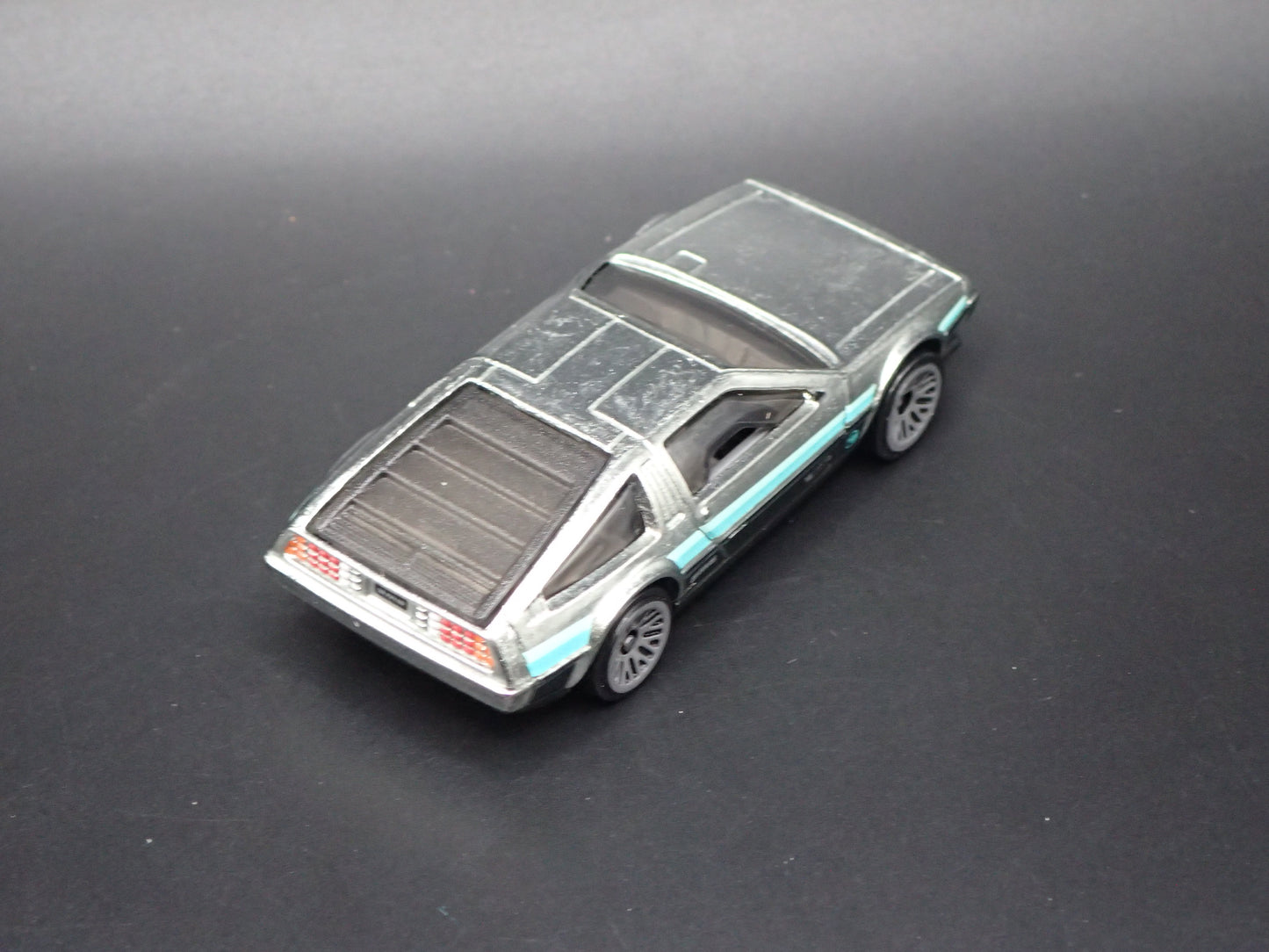 1981-1983 DMC DELOREAN SILVER 1:64 SCALE COLLECTIBLE DIORAMA DIECAST MODEL CAR