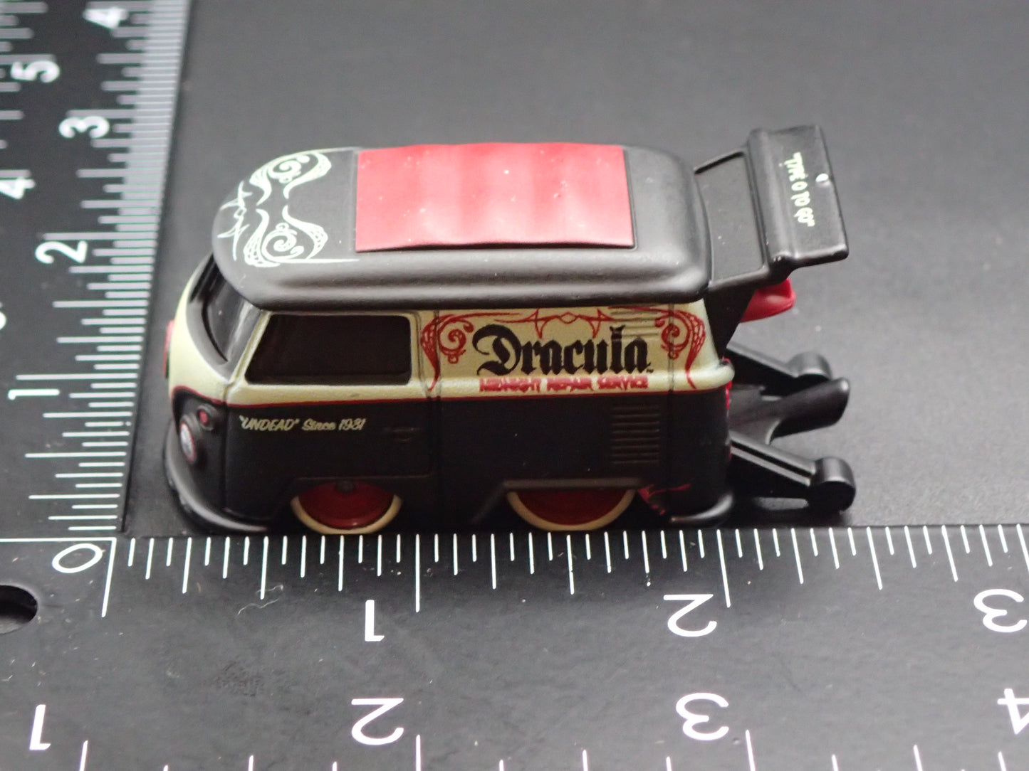 VW VOLKSWAGEN KOOL KOMBI BUS VAN DRAGULA 1:64 COLLECTIBLE DIORAMA DIECAST MODEL CAR
