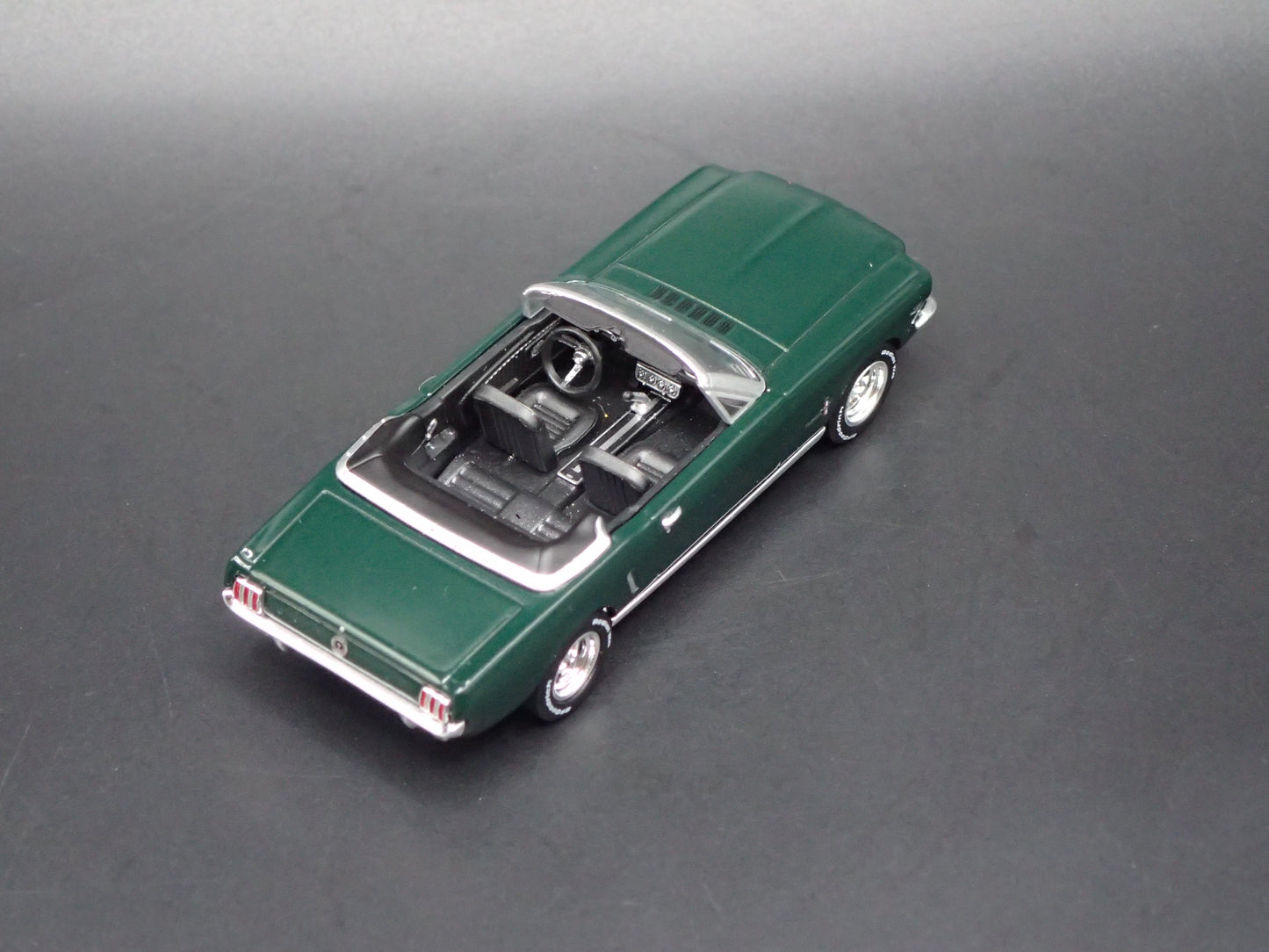 1964 64 FORD MUSTANG CONVERTIBLE GREEN 1:64 SCALE DIORAMA DIECAST MODEL CAR