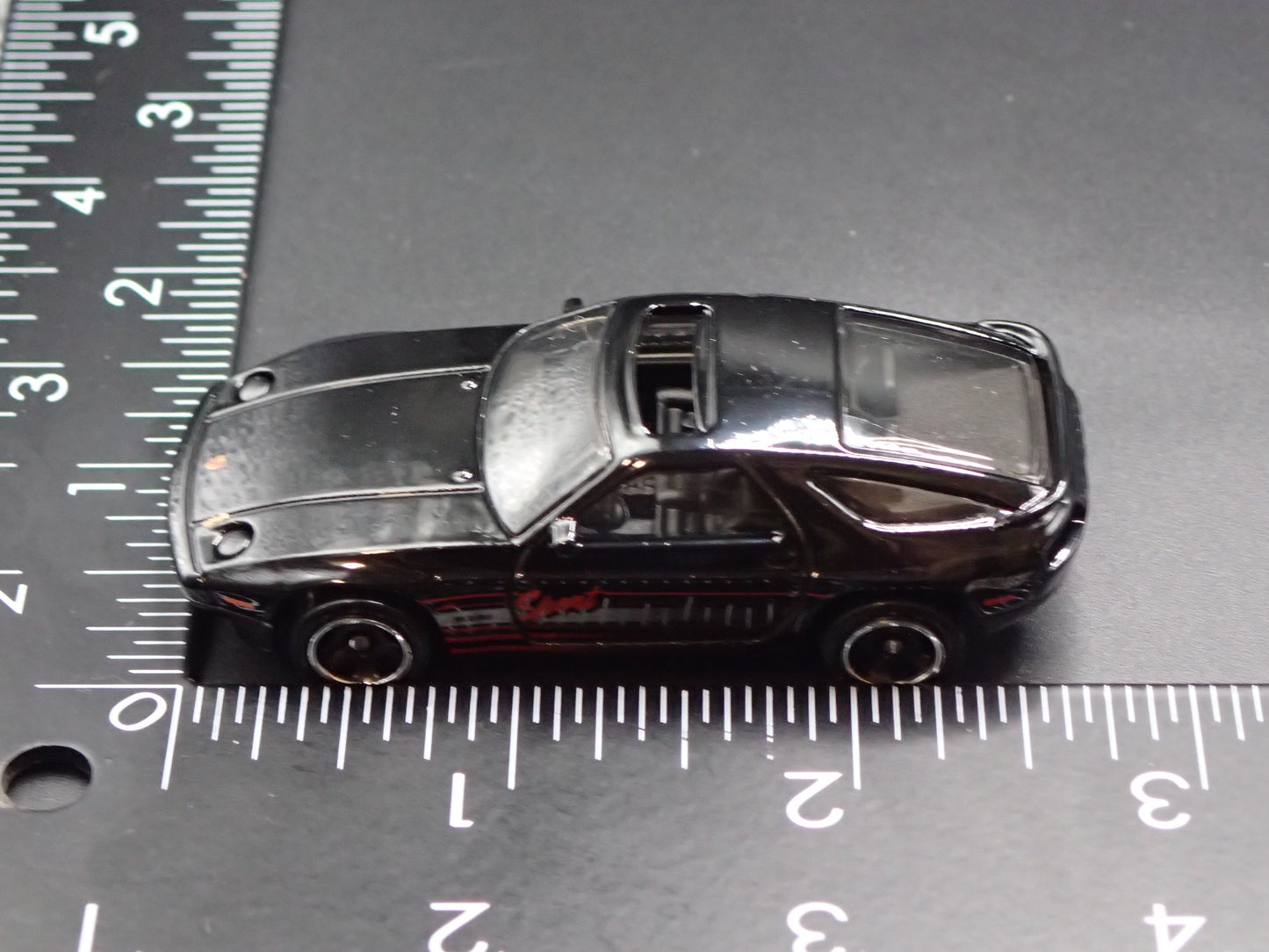1977-1995 PORSCHE 928S BLACK 1:64 SCALE COLLECTIBLE DIORAMA DIECAST MODEL CAR