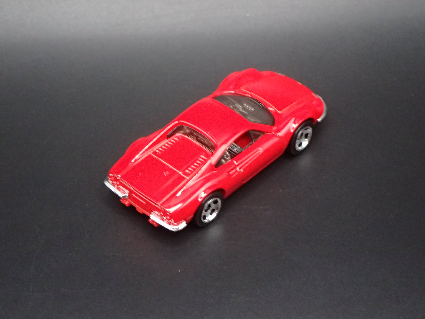 FERRARI DINO 206 GT RED 1:64 SCALE COLLECTIBLE DIORAMA DIECAST MODEL CAR