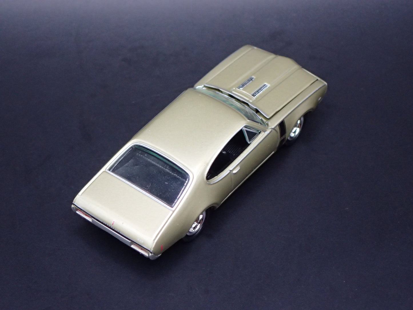 1968 68 OLDS OLDSMOBILE 442 1/64 SCALE COLLECTIBLE DIORAMA DIECAST MODEL CAR