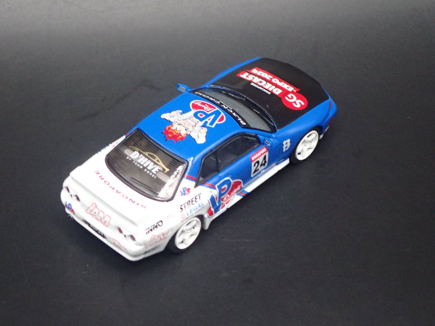 1989-1994 NISSAN SKYLINE GTR R32 VP RACING 1:64 SCALE DIORAMA DIECAST MODEL CAR