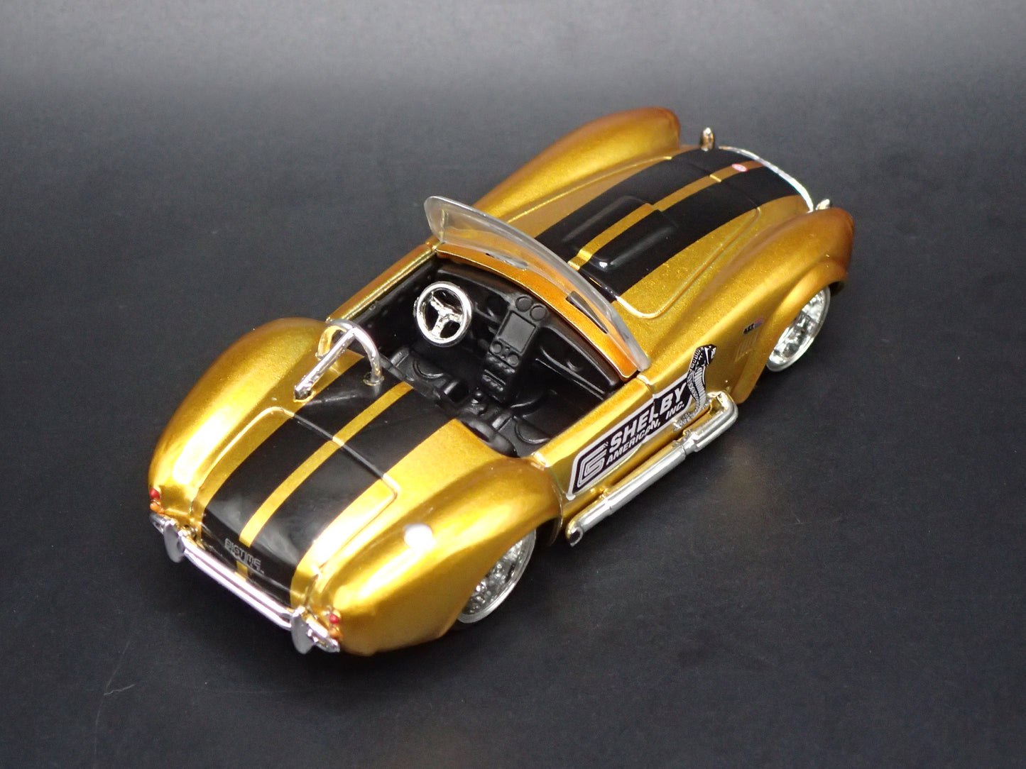1965 65 SHELBY COBRA 427 S/C GOLD 1:64 SCALE DIORAMA DIECAST MODEL CAR