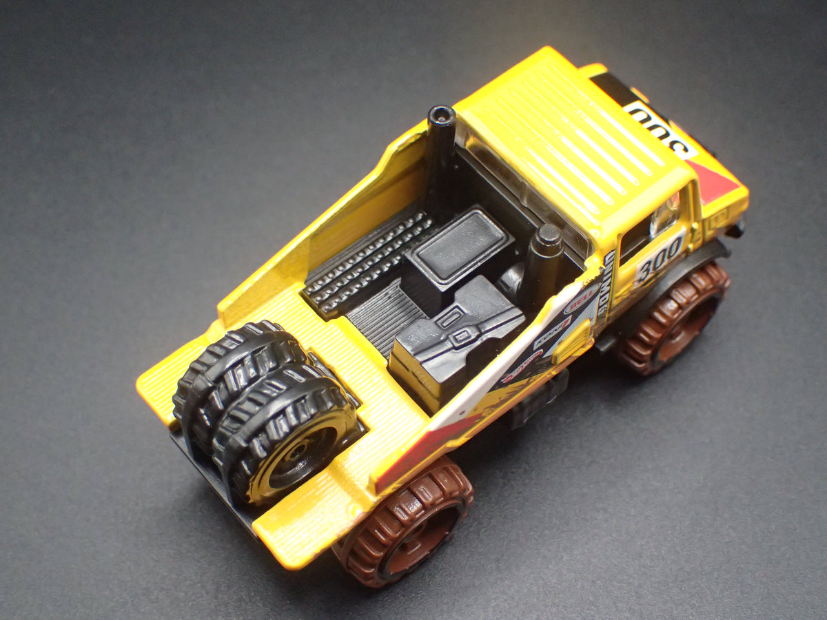 MERCEDES-BENZ UNIMOG 1300 UTILITY TRUCK 1:64 SCALE DIORAMA DIECAST MODEL CAR