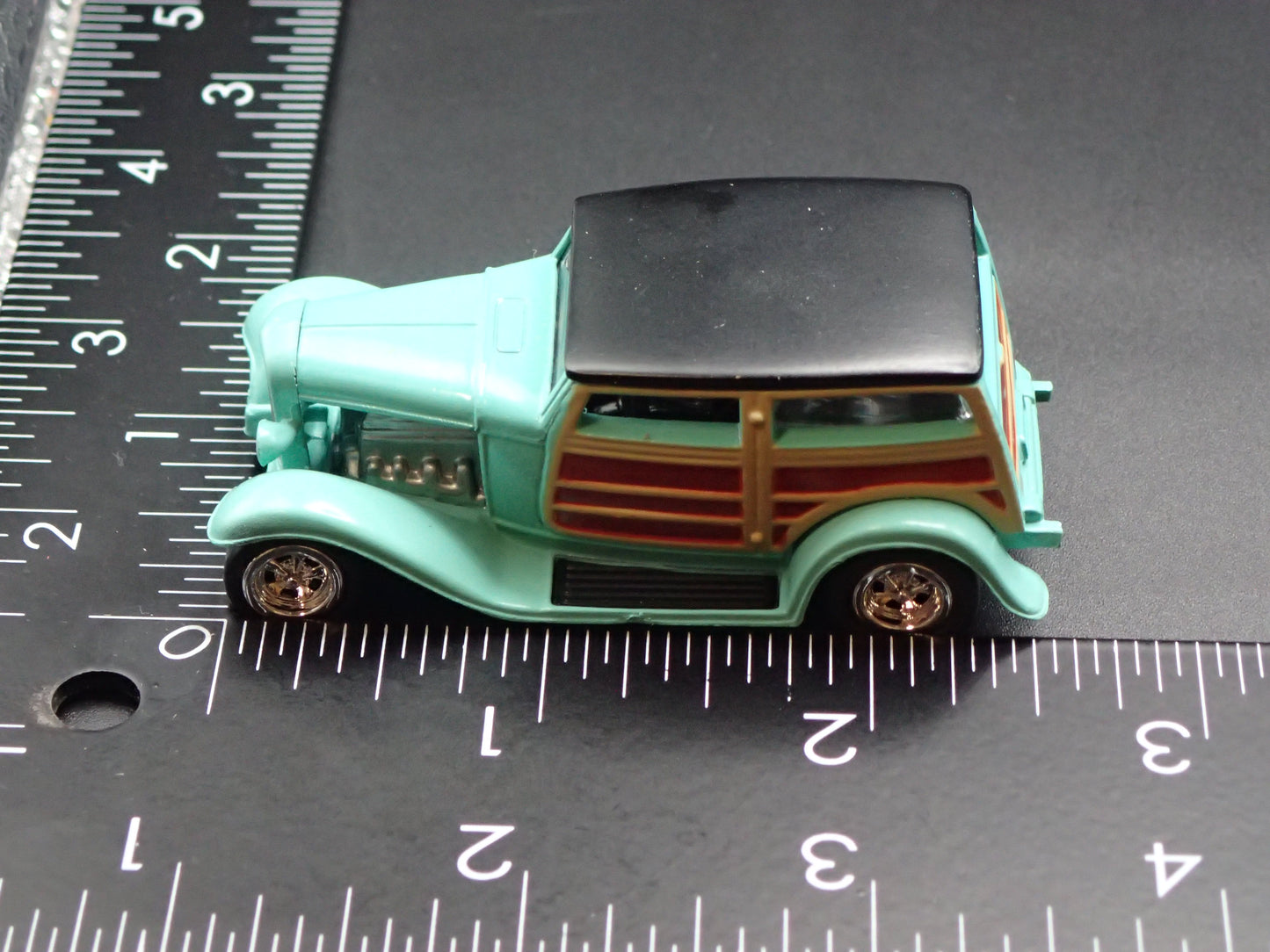 1932 FORD WOODIE WOODY WAGON HOT ROD TEAL 1:64 SCALE DIORAMA DIECAST MODEL CAR