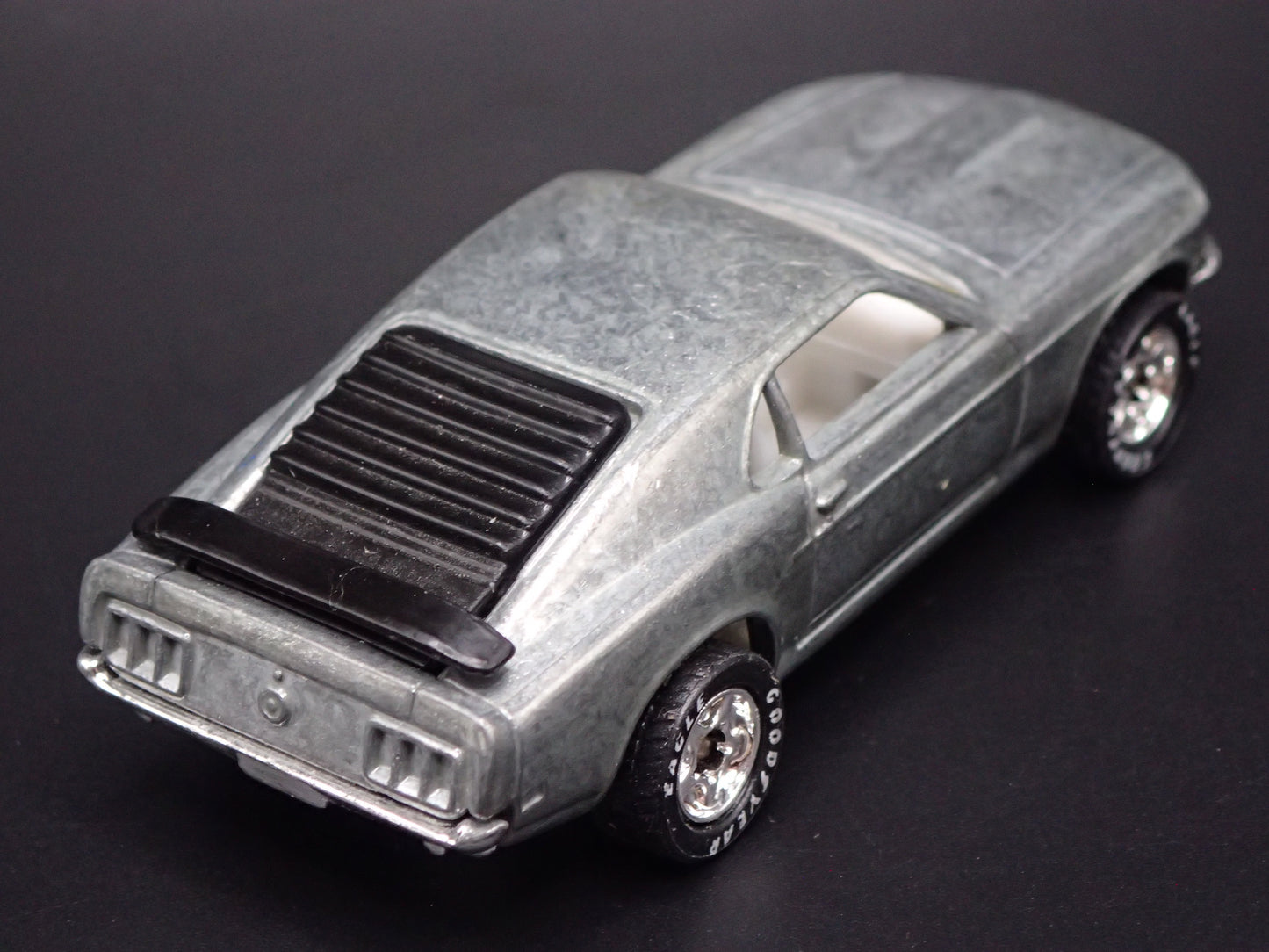 1970 FORD MUSTANG BOSS 302 SILVER 1:64 COLLECTIBLE DIORAMA DIECAST MODEL CAR