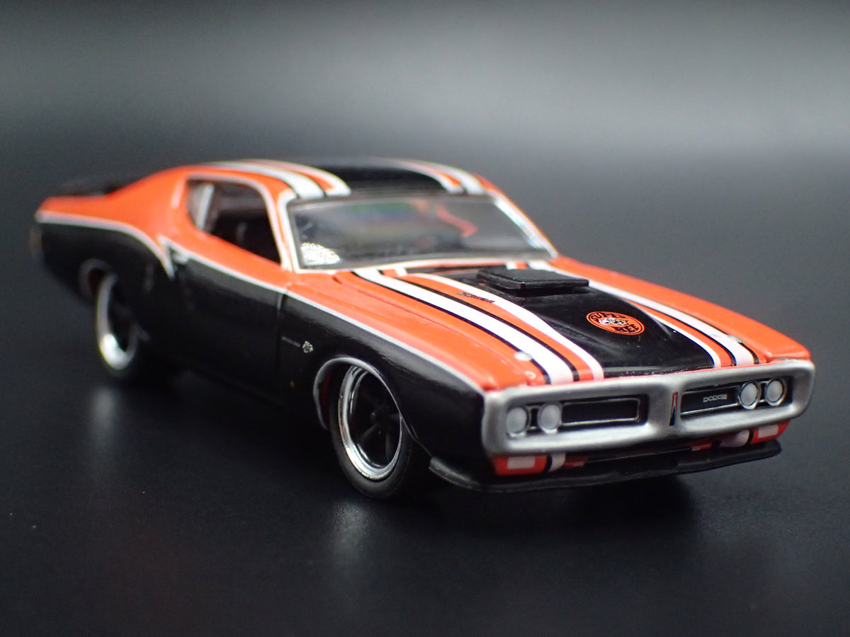 1971 71 DODGE CHARGER SUPER BEE ORANGE 1:64 SCALE DIORAMA DIECAST MODEL CAR