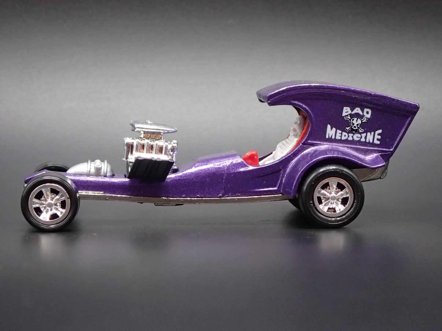 BAD MEDICINE DRAGSTER TOM DANIELS CUSTOM 1:64 SCALE DIORAMA DIECAST MODEL CAR