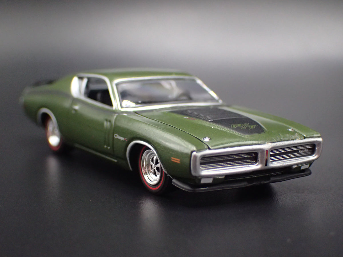 1971 71 DODGE CHARGER R/T GREEN 1:64 SCALE COLLECTIBLE DIORAMA DIECAST MODEL CAR