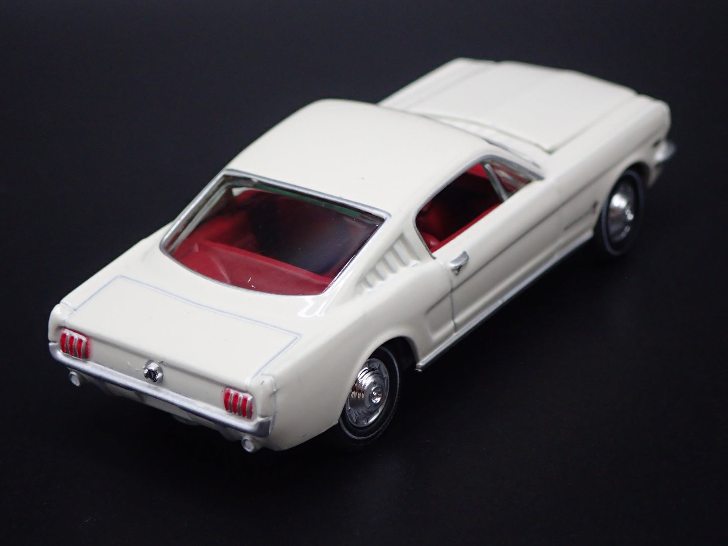 1965 65 FORD MUSTANG FASTBACK 1:64 SCALE COLLECTIBLE DIORAMA DIECAST MODEL CAR