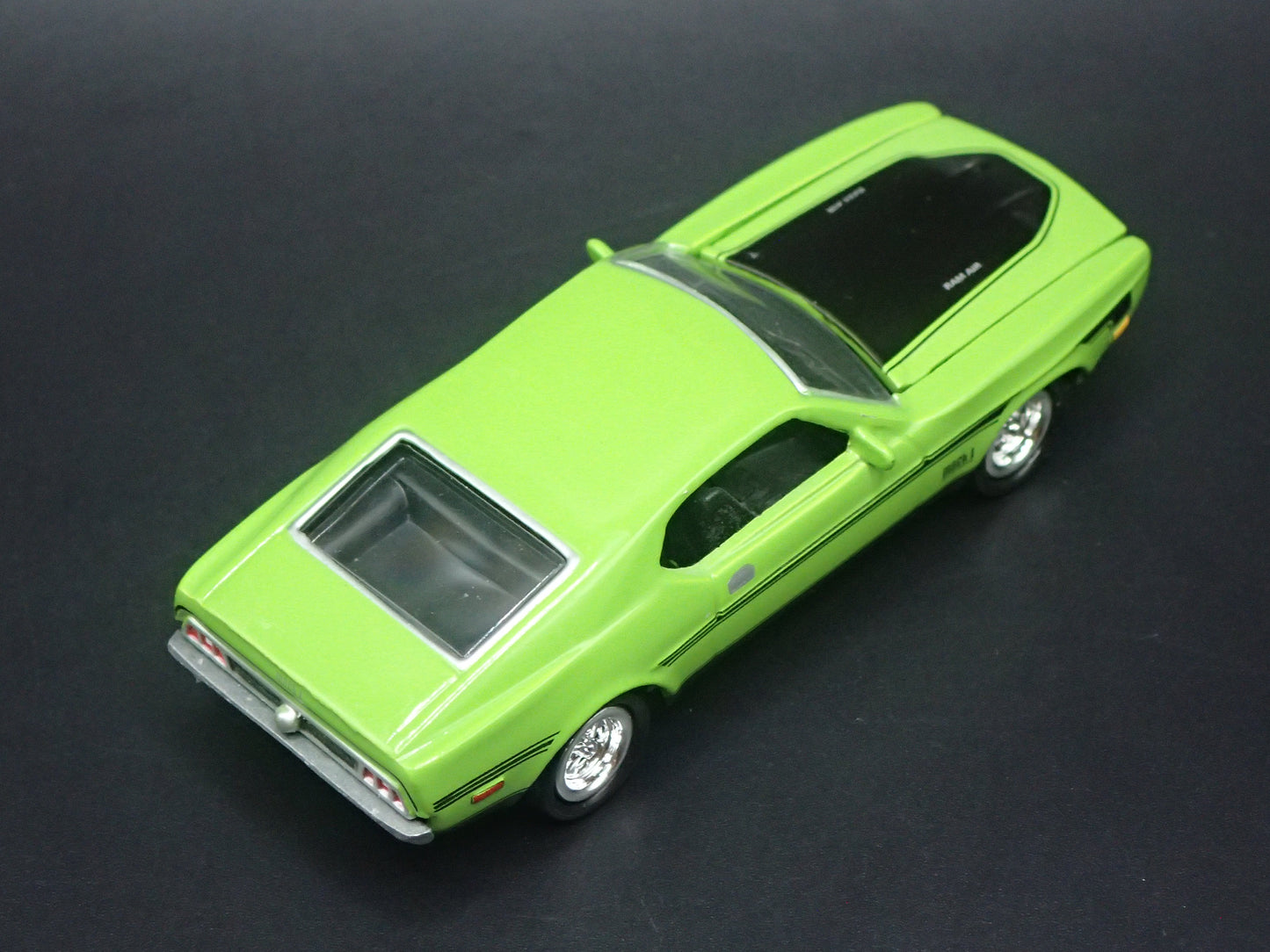1971 71 FORD MUSTANG MACH 1 FASTBACK GREEN 1:64 SCALE DIORAMA DIECAST MODEL CAR