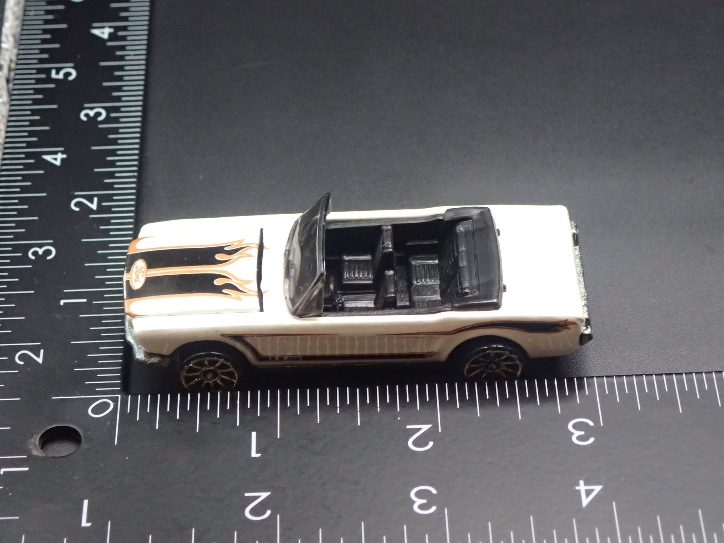 1965 65 FORD MUSTANG CONVERTIBLE WHITE 1:64 SCALE DIORAMA DIECAST MODEL CAR