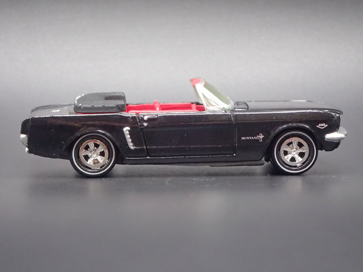 1965 65 FORD MUSTANG CONVERTIBLE BLACK 1:64 SCALE DIORAMA DIECAST MODEL CAR