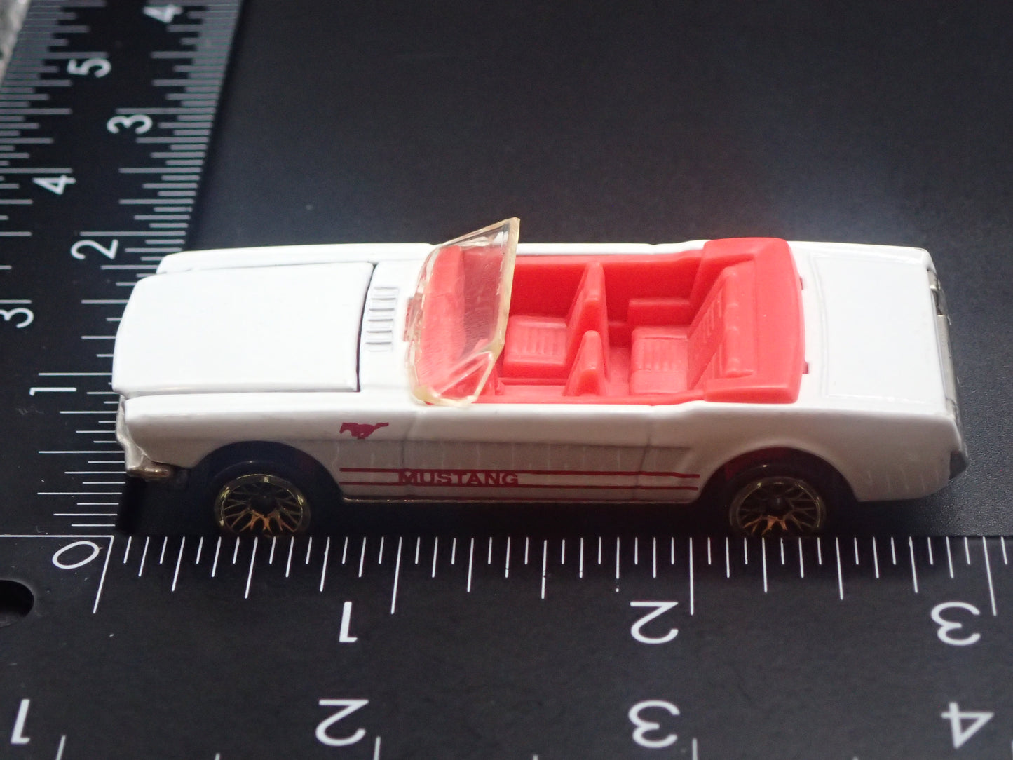 1965 65 FORD MUSTANG CONVERTIBLE WHITE 1:64 SCALE DIORAMA DIECAST MODEL CAR