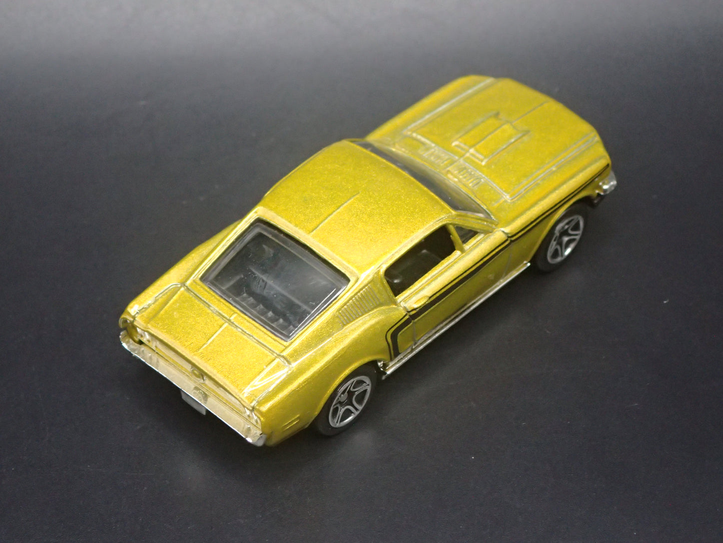 1968 68 FORD MUSTANG COBRA JET 428 GOLD 1:64 SCALE DIORAMA DIECAST MODEL CAR
