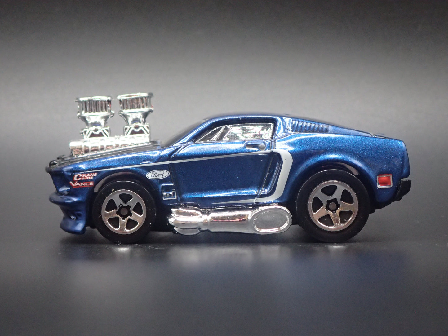 1968 68 FORD MUSTANG FASTBACK BLUE 1:64 SCALE COLLECTIBLE DIORAMA DIECAST MODEL CAR