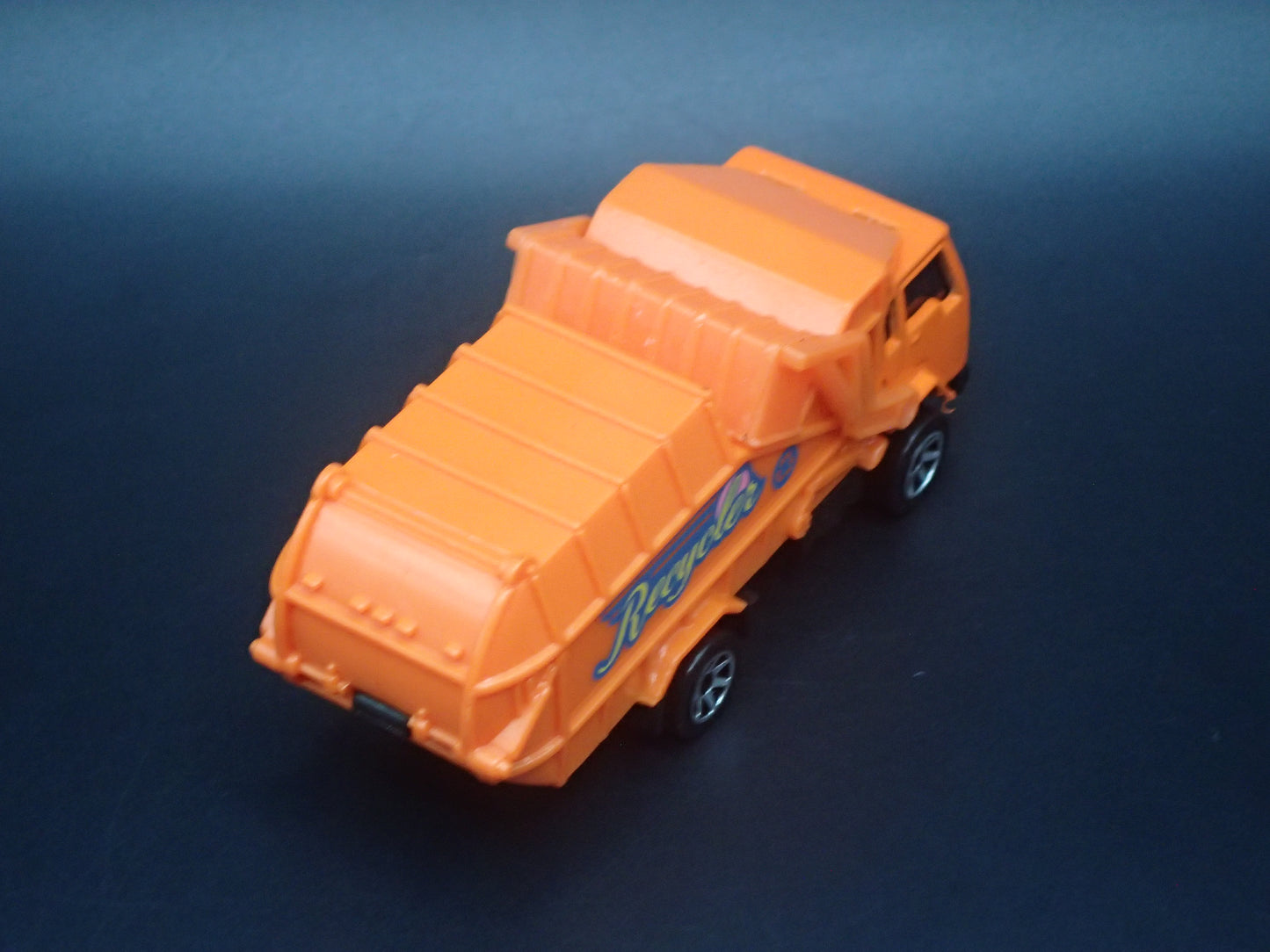 VINTAGE GARBAGE RECYCLING TRASH TRUCK 1/64 SCALE DIORAMA DIECAST MODEL CAR