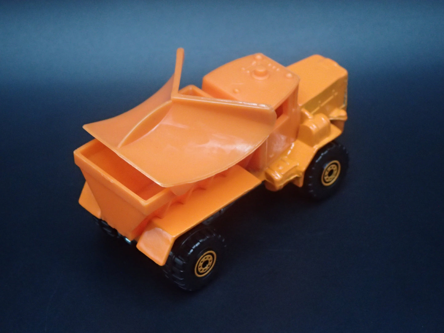 DUMP TRUCK SNOW PLOW ORANGE 1:64 HW SCALE DIORAMA DIECAST MODEL CAR