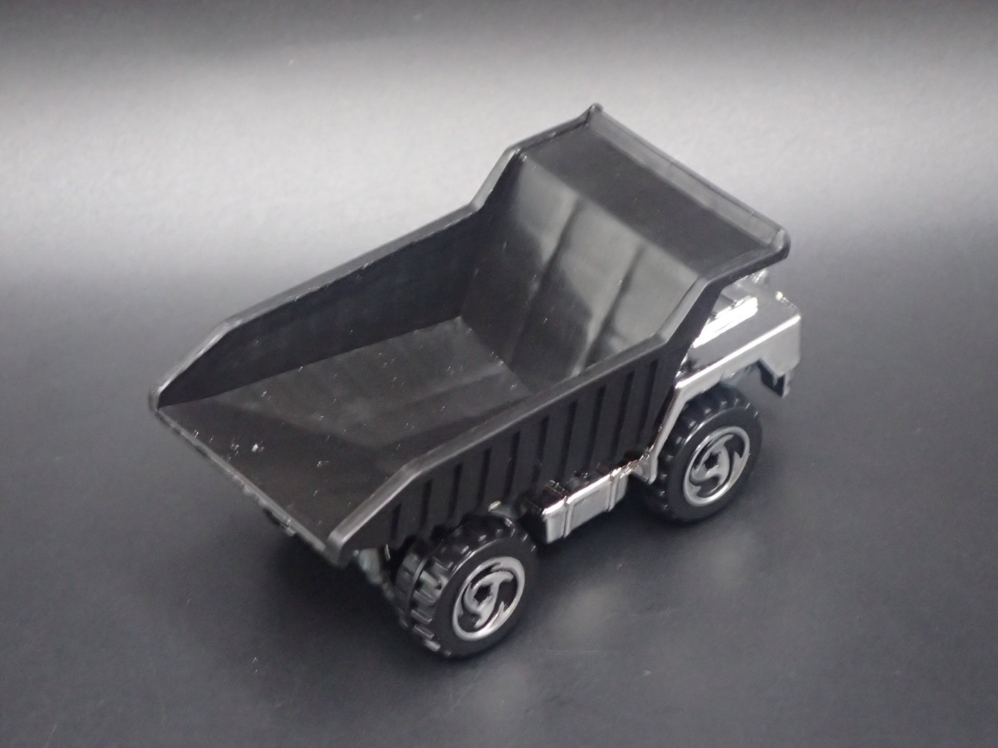 DUMP TRUCK CHROME RARE 1:64 HW SCALE COLLECTIBLE DIORAMA DIECAST MODEL CAR