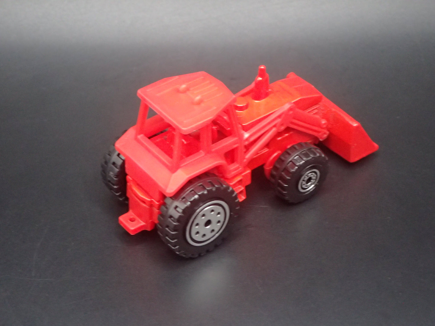 VINTAGE FARM TRACTOR RED 1:64 SCALE COLLECTIBLE DIORAMA DIECAST MODEL CAR