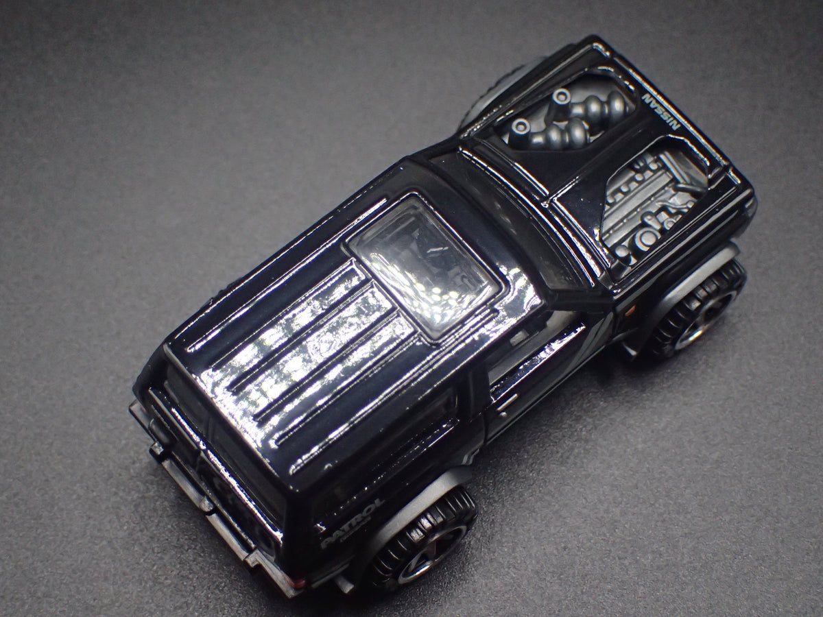 1980-1989 NISSAN PATROL SUV TRUCK BLACK 1:64 SCALE DIORAMA DIECAST MODEL CAR
