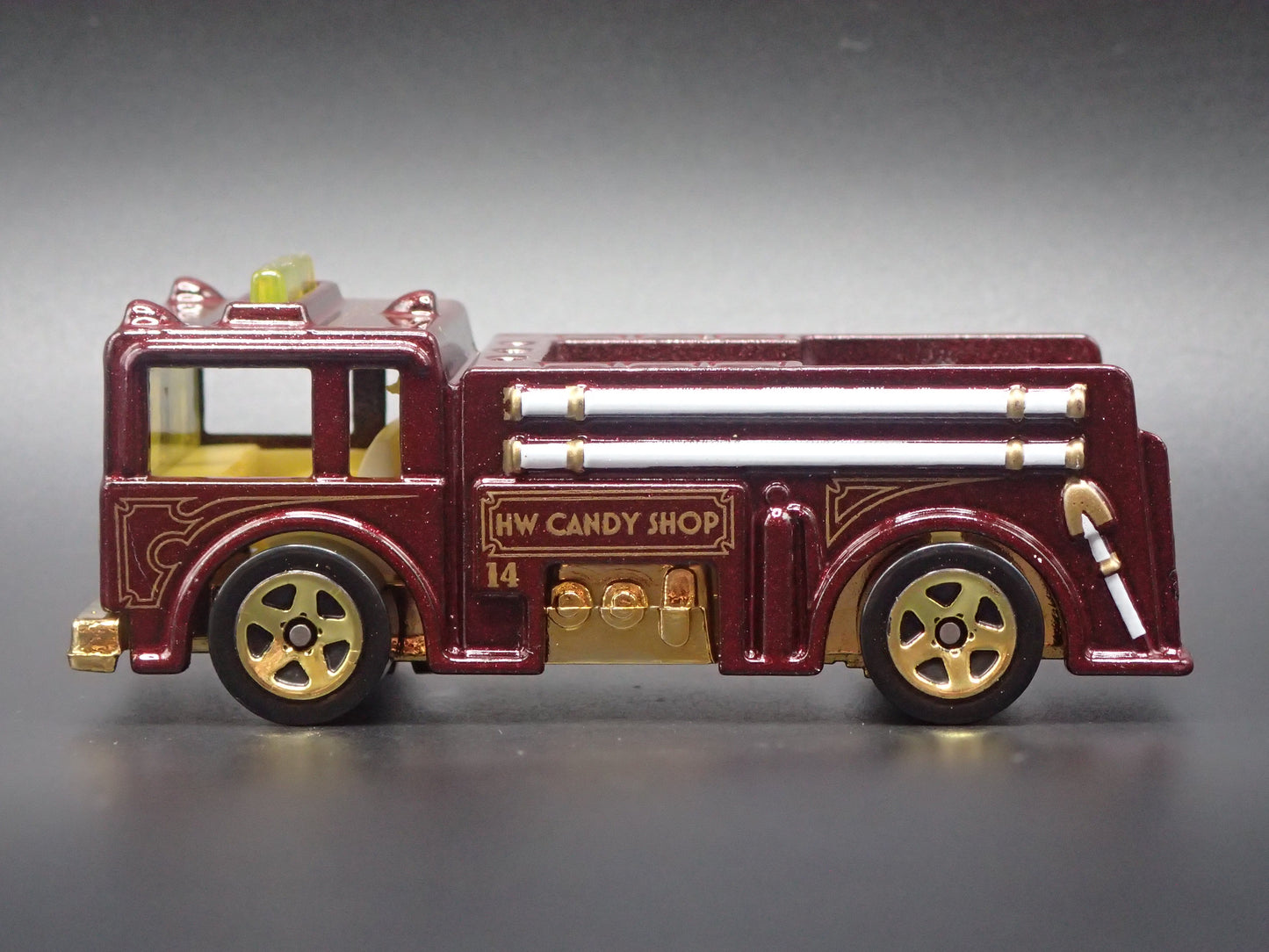 VINTAGE FIRE TRUCK RED 1:64 HW SCALE COLLECTIBLE DIORAMA DIECAST MODEL CAR