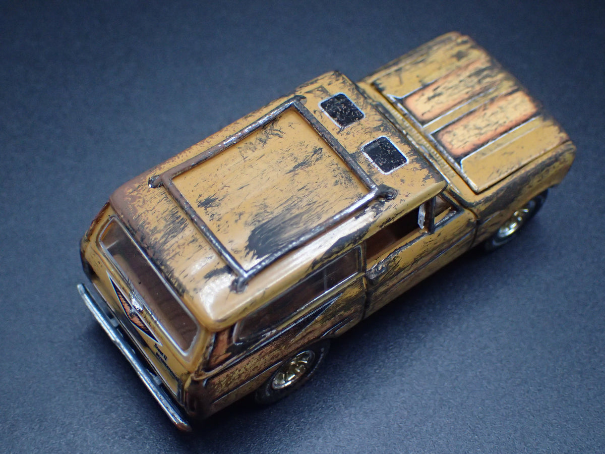 1979 79 INTERNATIONAL SCOUT II CUSTOM BARN FIND 1:64 SCALE DIECAST MODEL CAR