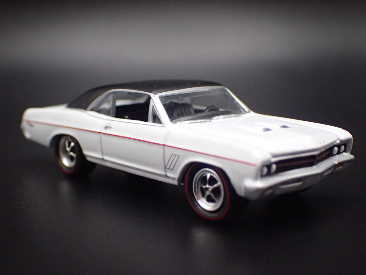 1967 67 BUICK GS 400 WHITE 1:64 SCALE COLLECTIBLE DIORAMA DIECAST MODEL CAR