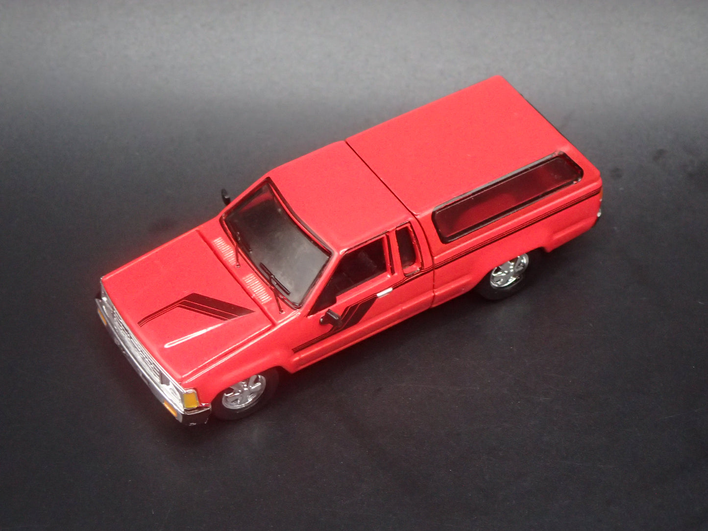 1984-1988 TOYOTA PICKUP TRUCK MINI TRUCK 1/64 SCALE COLLECTIBLE DIECAST MODEL CAR