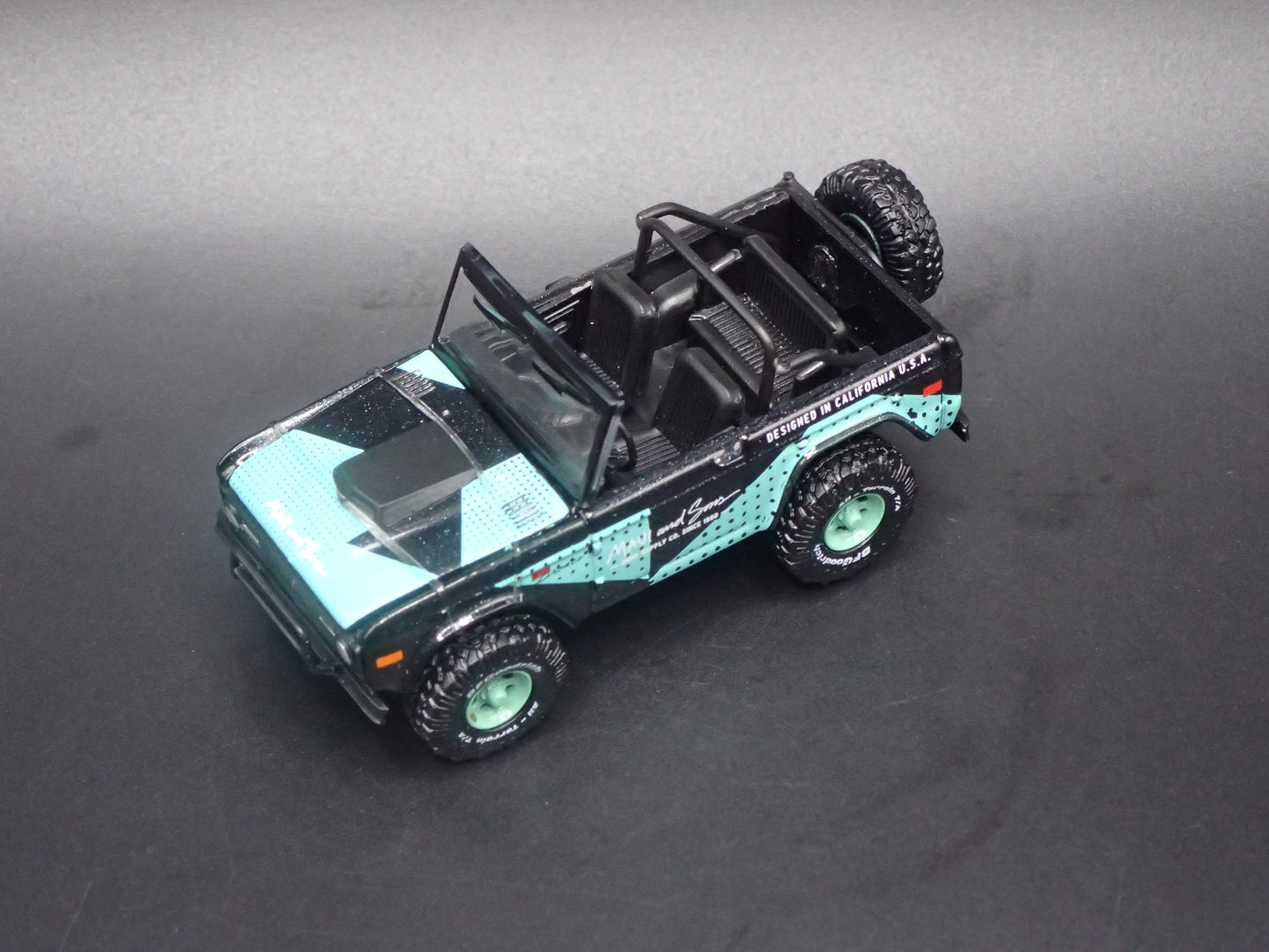 1966 66 FORD BRONCO 4X4 MAUI & SONS 1:64 SCALE DIORAMA DIECAST MODEL CAR