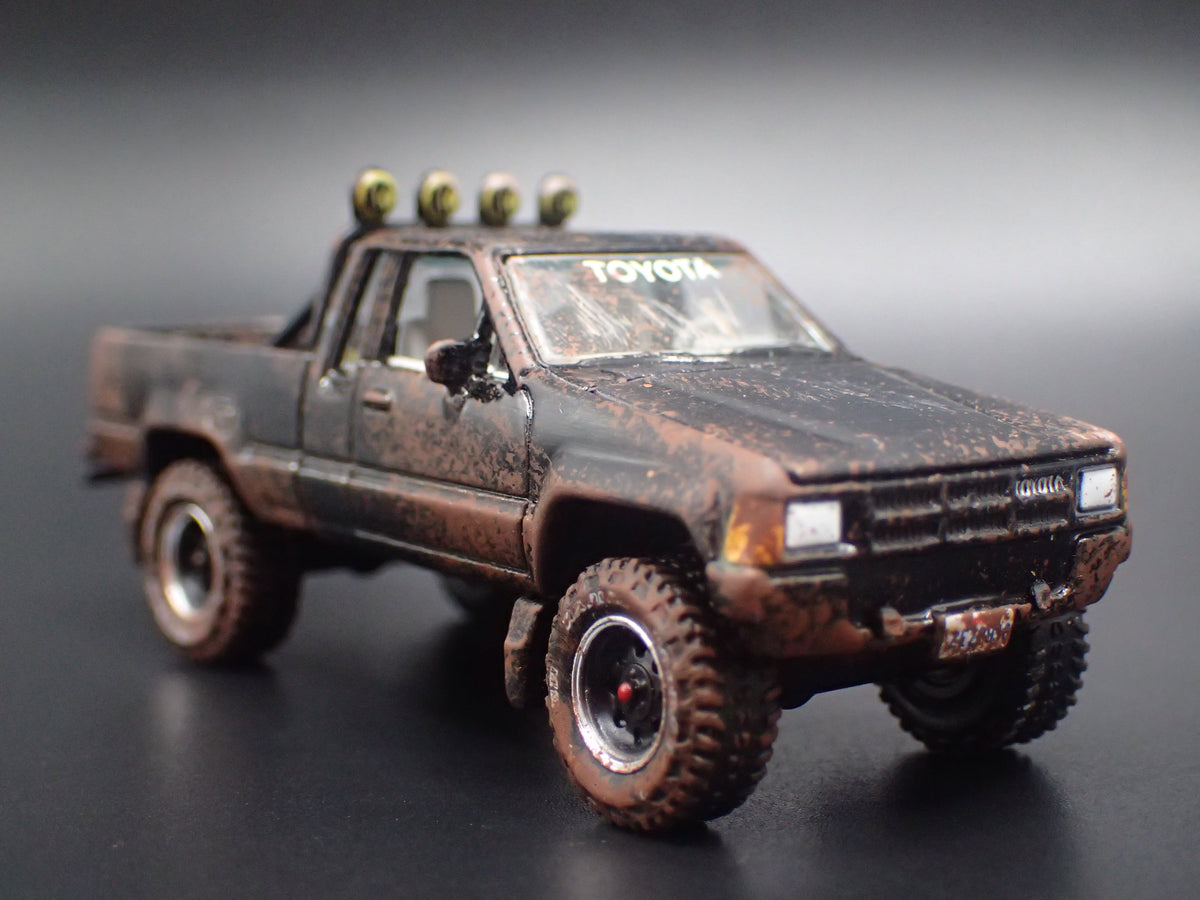 1984-1988 TOYOTA SR5 PICKUP TRUCK MUDDY 1/64 SCALE COLLECTIBLE DIECAST MODEL CAR