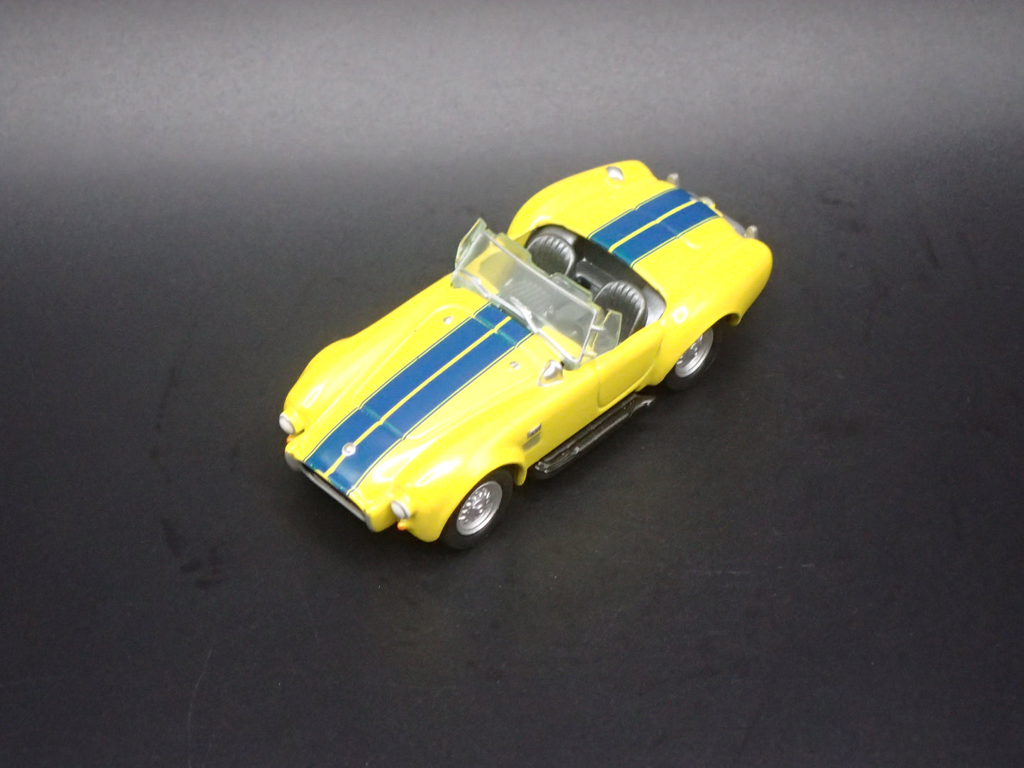1966 66 SHELBY COBRA 427 S/C YELLOW 1:64 SCALE DIORAMA DIECAST MODEL CAR