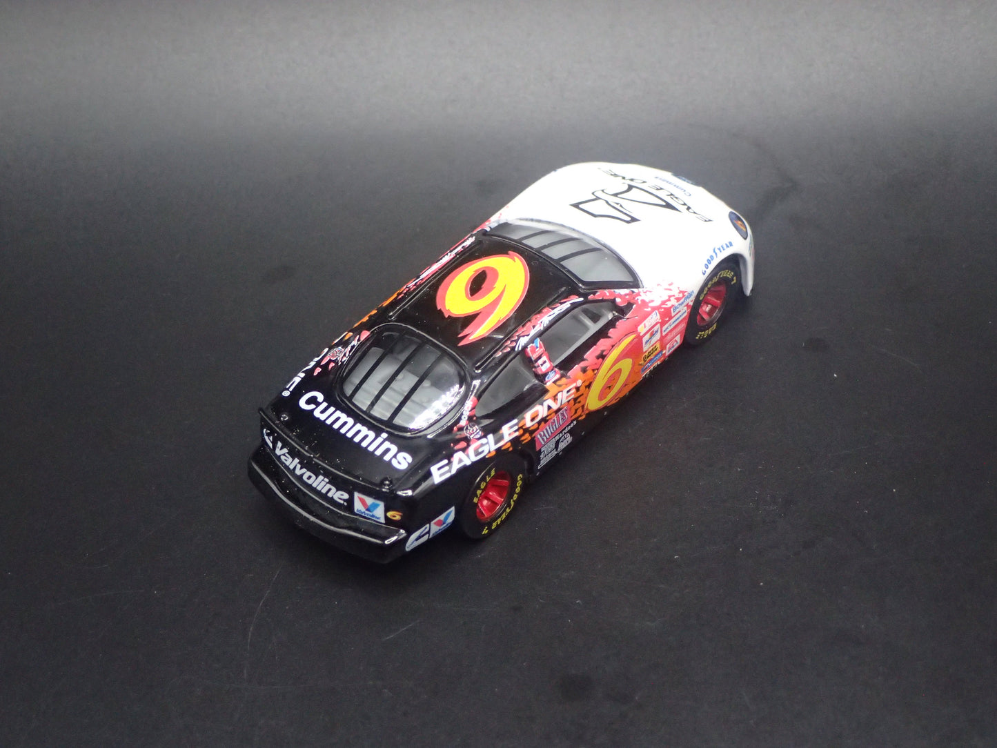1999 99 FORD TAURUS 6 MARK MARTIN NASCAR 1/64 SCALE DIECAST MODEL CAR