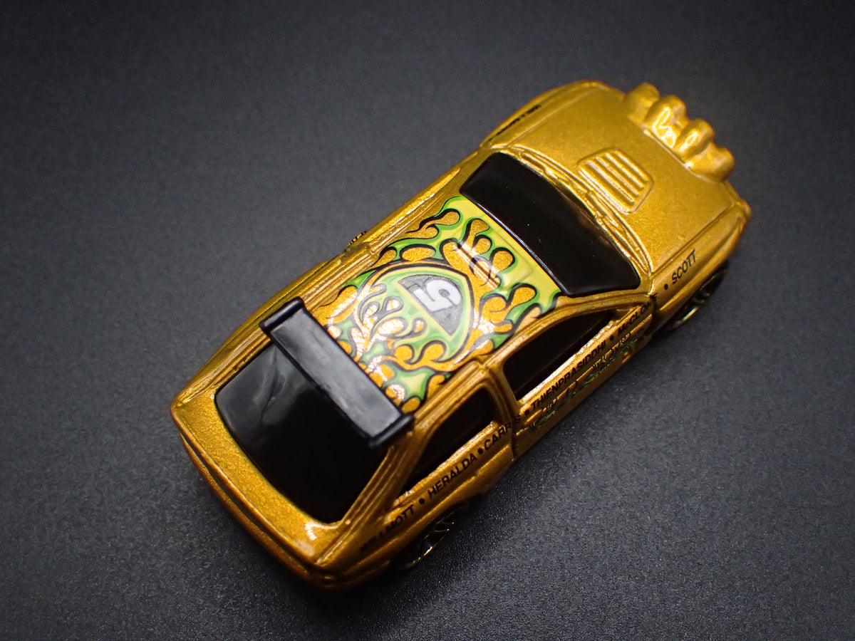 FORD ESCORT RALLY RACING GOLD 1:64 SCALE COLLECTIBLE DIECAST MODEL CAR