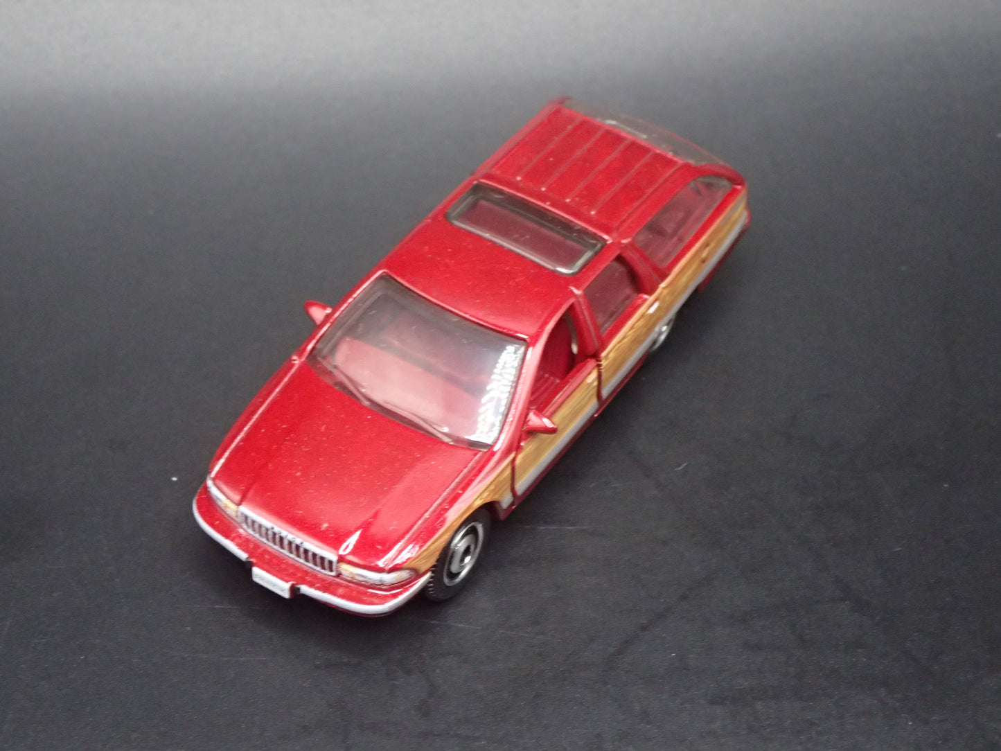 1991-1996 BUICK ROADMASTER ESTATE WAGON 1:64 SCALE DIORAMA DIECAST MODEL CAR