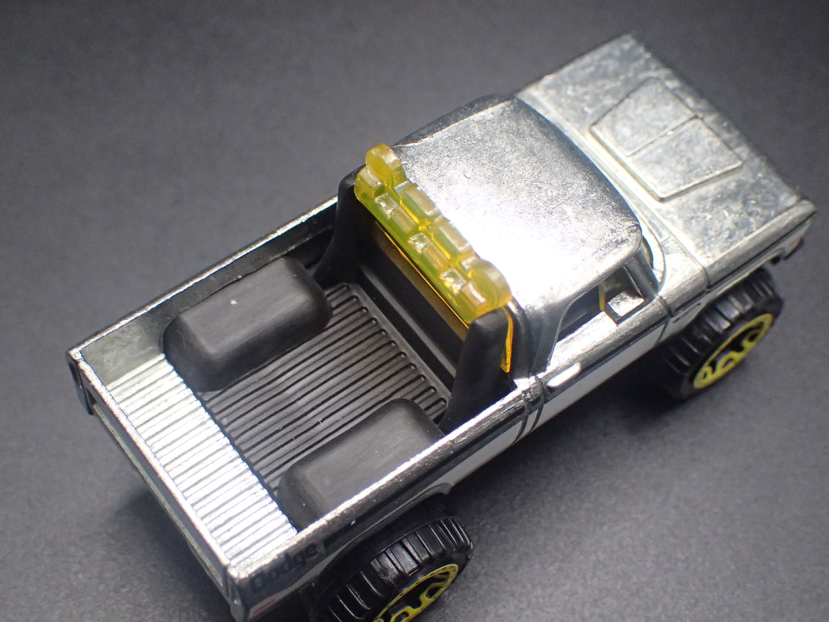 1970 70 DODGE POWER WAGON PICKUP TRUCK SILVER 1:64 SCALE DIORAMA DIECAST MODEL CAR