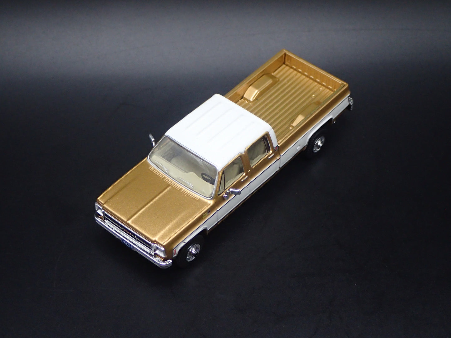 1975 75 GMC SIERRA CLASSIC K2500 TRUCK SQUAREBODY 1/64 SCALE DIECAST MODEL CAR