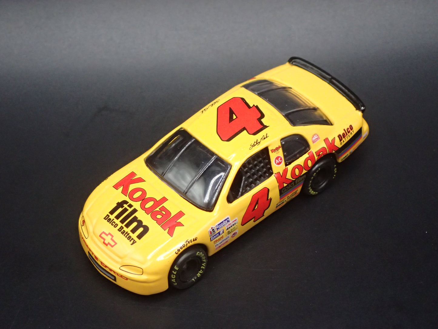 1995 CHEVROLET MONTE CARLO 4 STERLING MARLIN NASCAR 1:64 SCALE DIECAST MODEL CAR