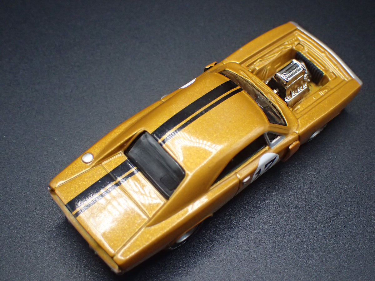 1969 69 DODGE CORONET SUPER BEE 1:64 SCALE COLLECTIBLE DIORAMA DIECAST MODEL CAR