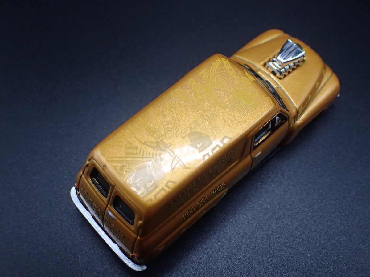 1955 55 FORD PANEL DELIVERY GOLD 1:64 SCALE DIORAMA DIECAST MODEL CAR