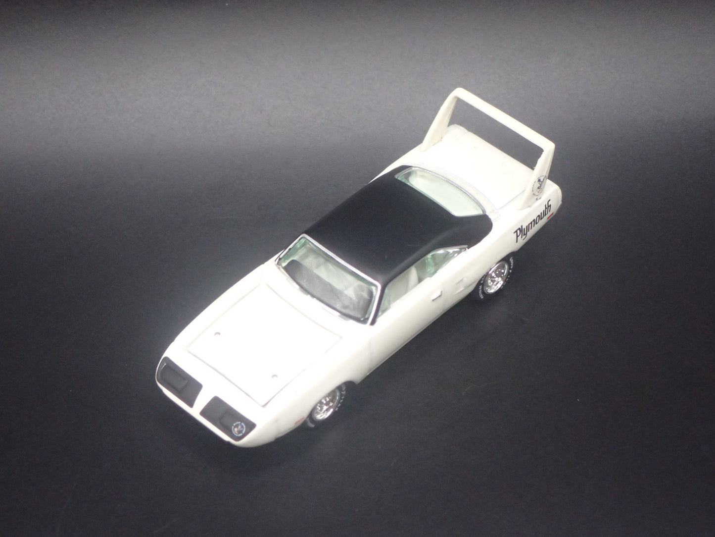 1970 70 PLYMOUTH SUPERBIRD WHITE 1:64 SCALE COLLECTIBLE DIORAMA DIECAST MODEL CAR