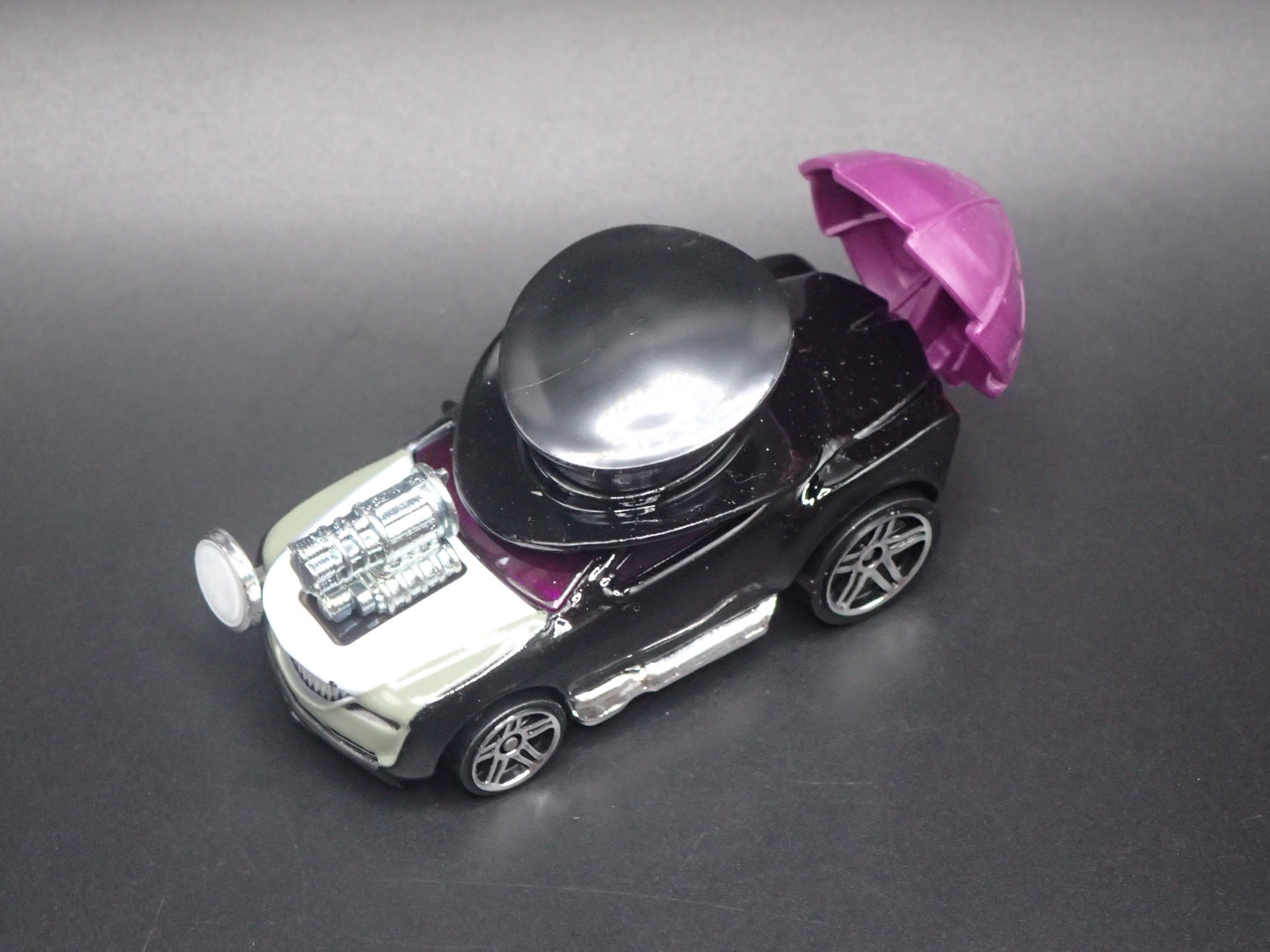 THE PENGUIN DC COMICS CHARACTER CARS 1:64 SCALE DIORAMA DIECAST MODEL CAR