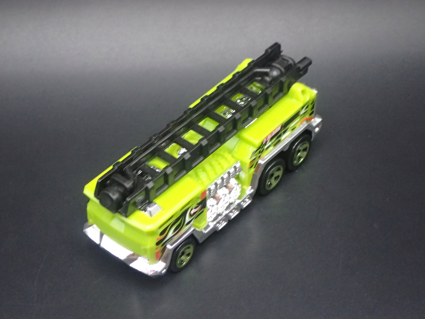 FIRE ENGINE TRUCK GREEN 1:64 HW SCALE COLLECTIBLE DIORAMA DIECAST MODEL CAR