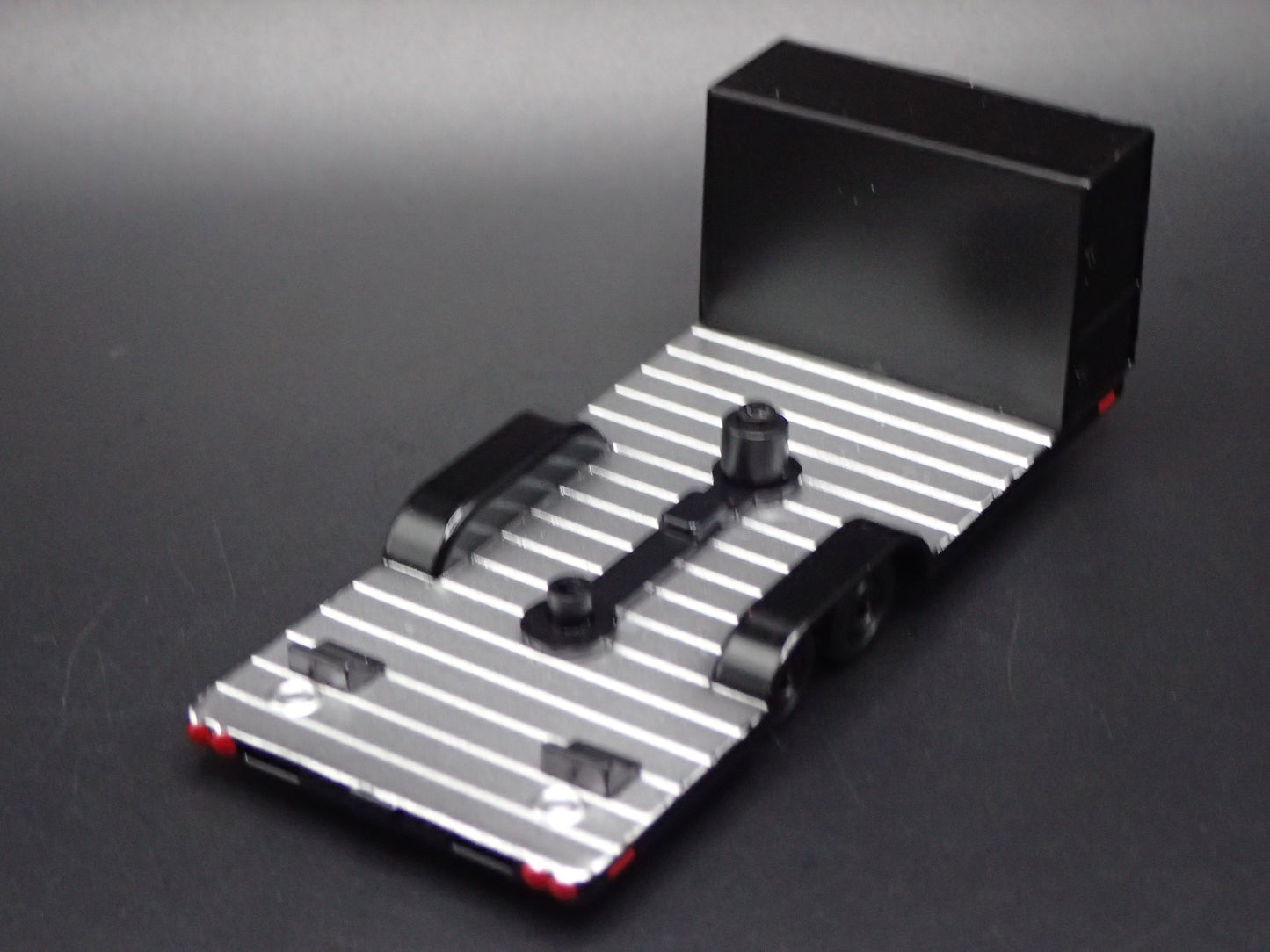 BLACK RACING FLATBED CAR HAULER TRAILER 1:64 SCALE DIORAMA PROP MODEL CAR