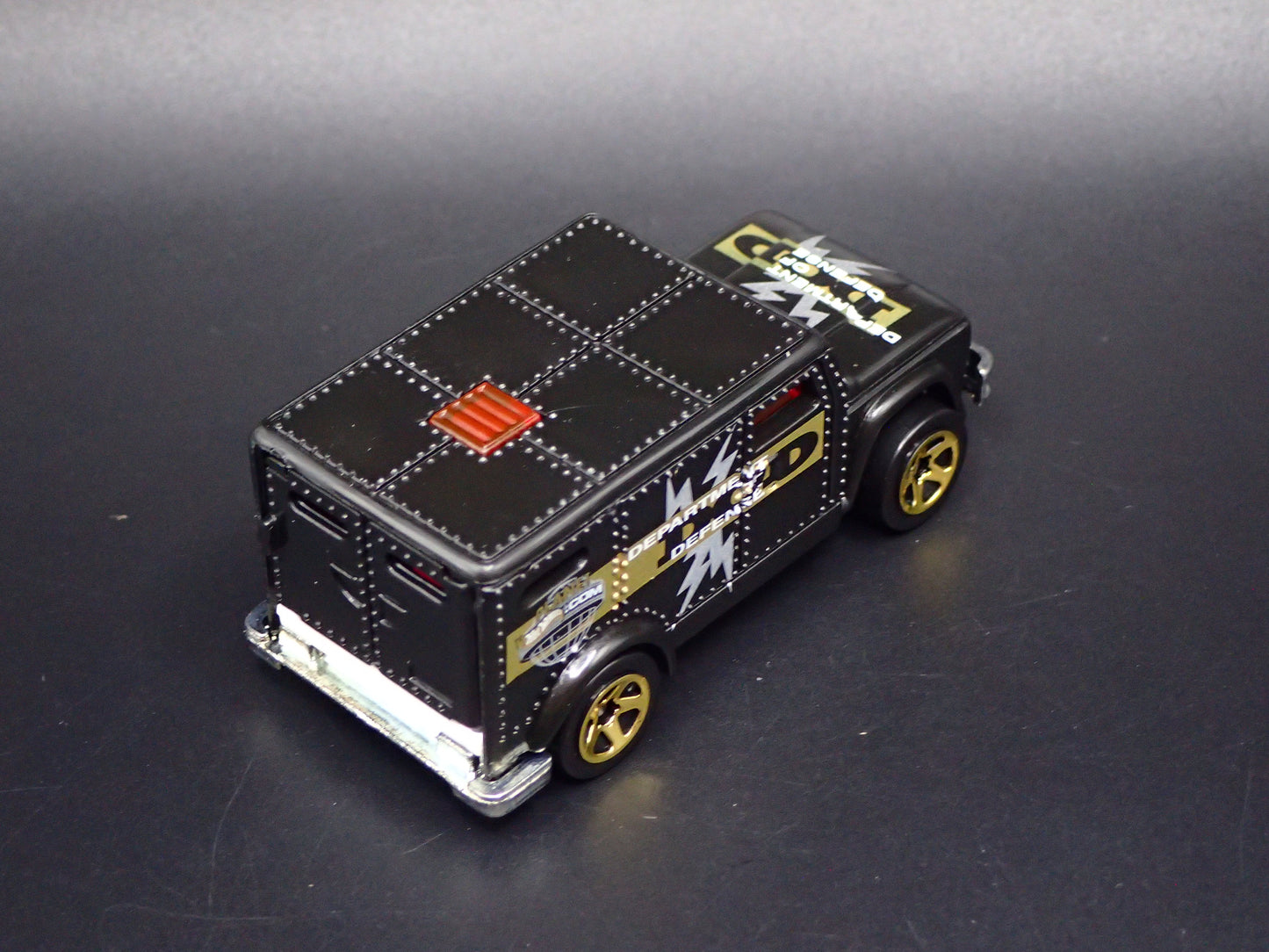 DEPARTMENT OF DEFENSE INTERNATIONAL ARMORED TRUCK 1:64 HW SCALE DIECAST MODEL CAR