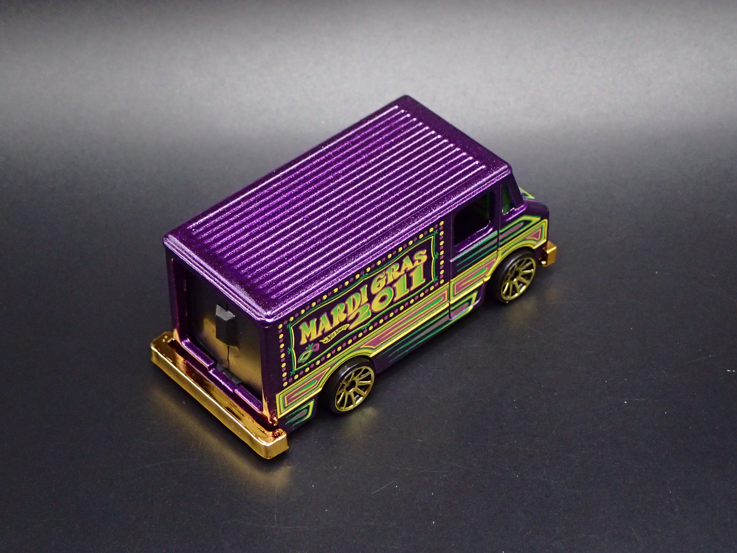 CHEVY GMC STEP BOX VAN MARDI GRAS 2011 1:64 SCALE DIORAMA DIECAST MODEL CAR