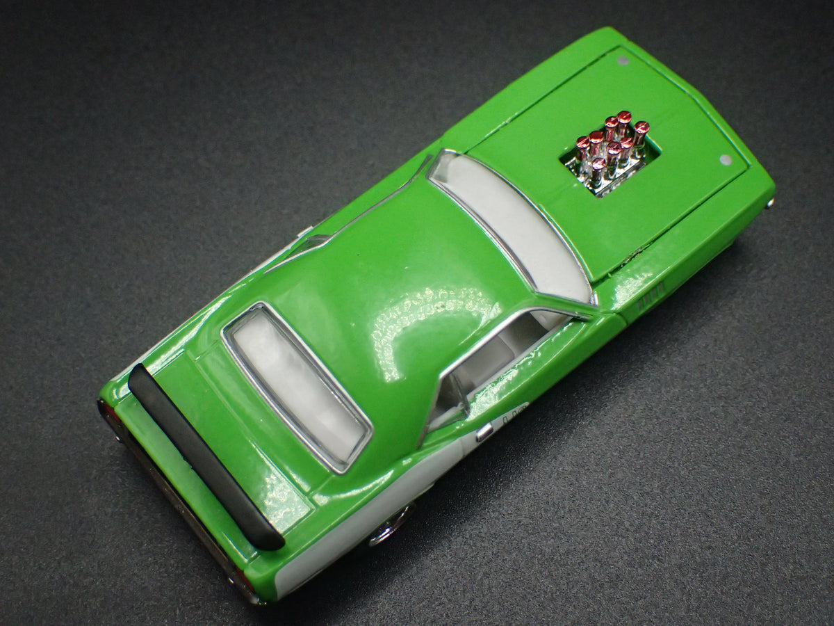 1971 71 PLYMOUTH CUDA 440 GREEN 1/64 SCALE COLLECTIBLE DIORAMA DIECAST MODEL CAR