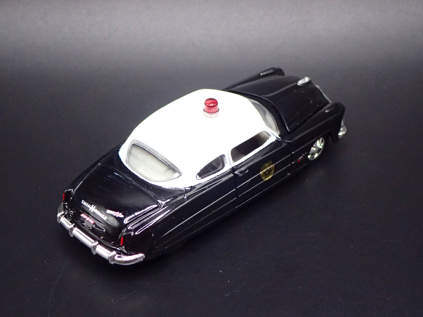 1951 51 HUDSON HORNET POLICE 1:64 SCALE COLLECTIBLE DIORAMA DIECAST MODEL CAR